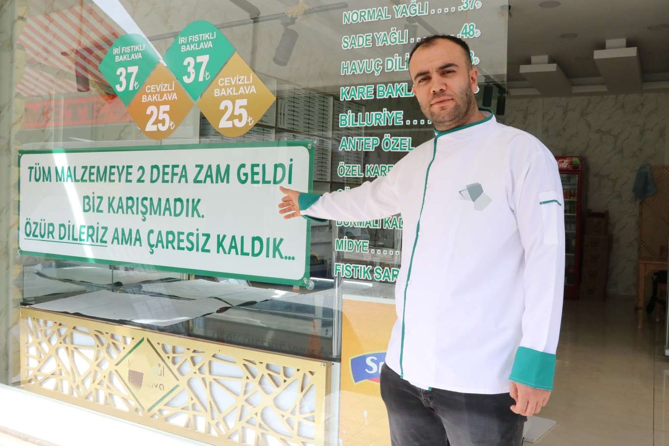 Zamlarla baş edemeyen esnaftan dikkat çeken “zam” pankartı